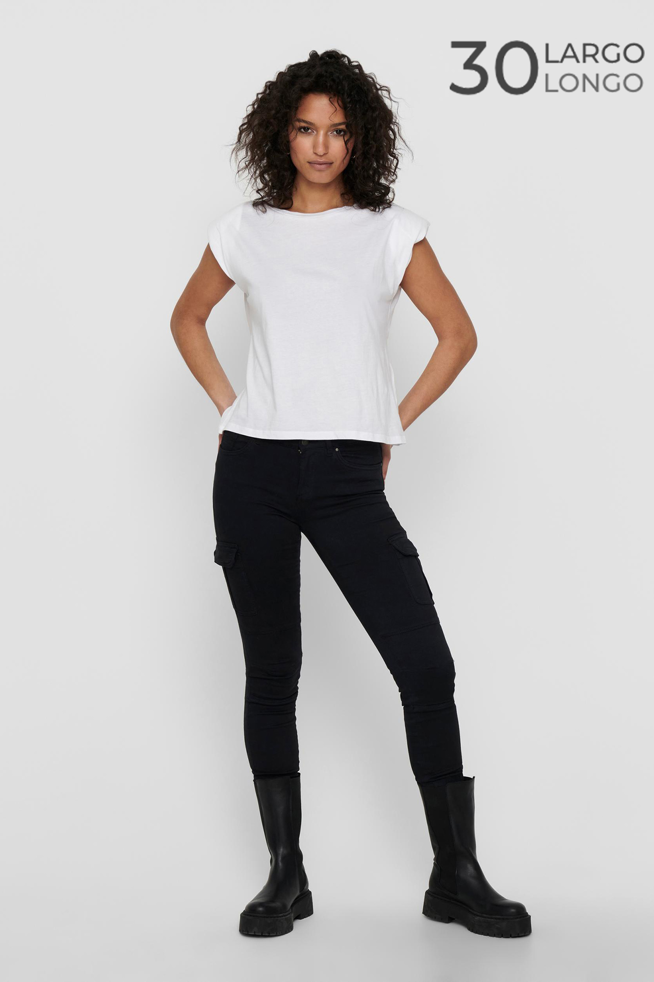 Calça jeans cargo skinny com bolsos laterais