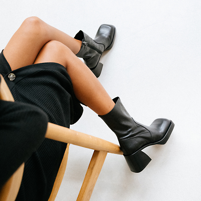 Boots à bouts carrés et talons épais  en cuir noir