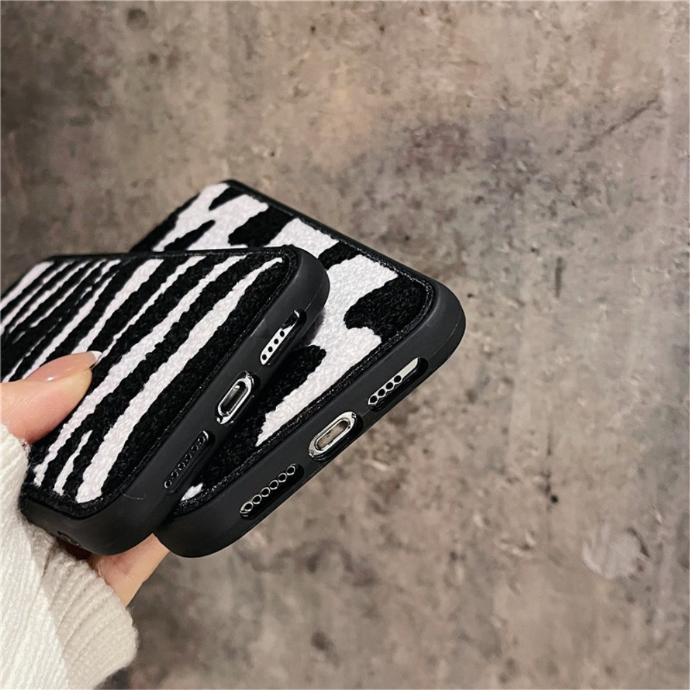 iPhone 14 Pro Max Gummi Plüsch Case Hülle mit Kuhflecken Muster - Schwarz / Weiss
