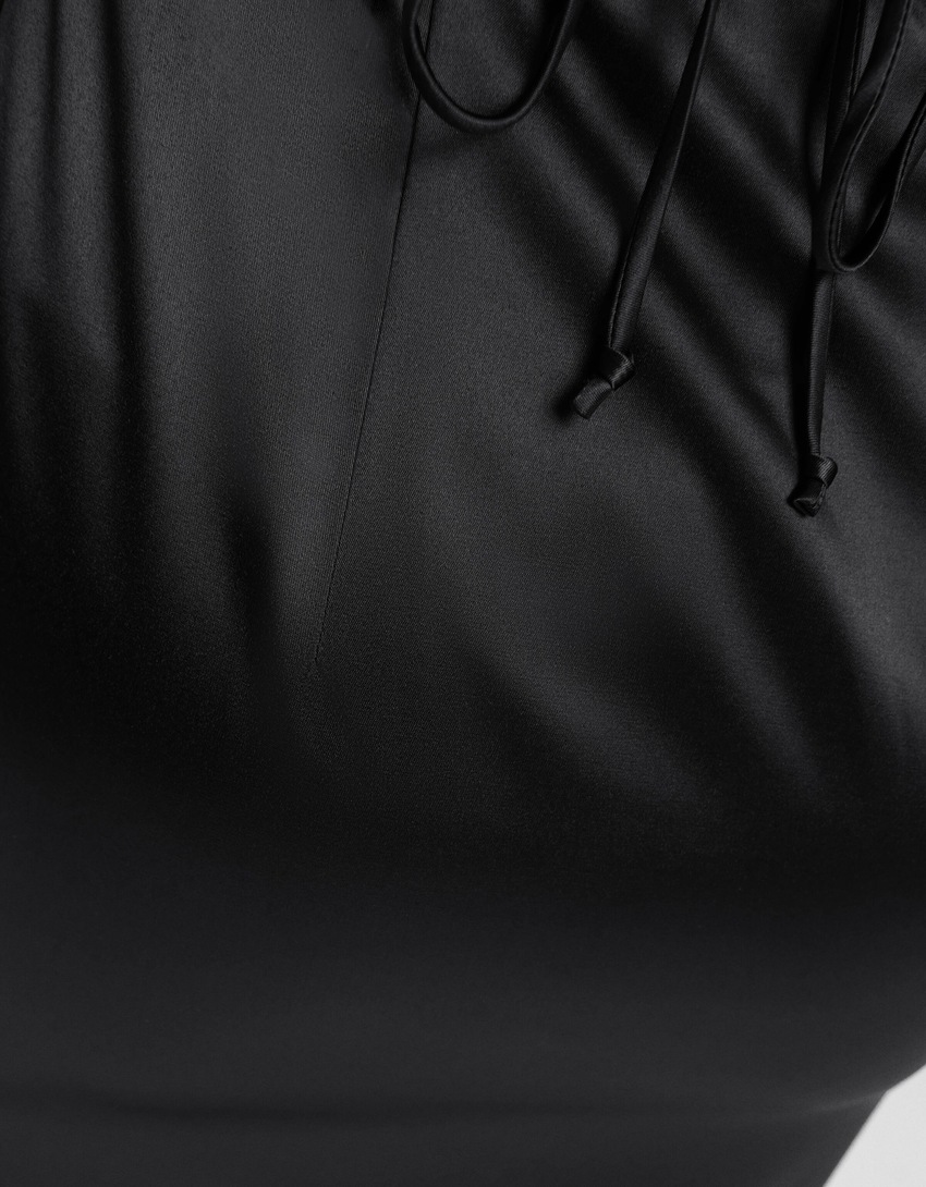 Vestido midi tomara que caia de cetim com amarração nas costas.