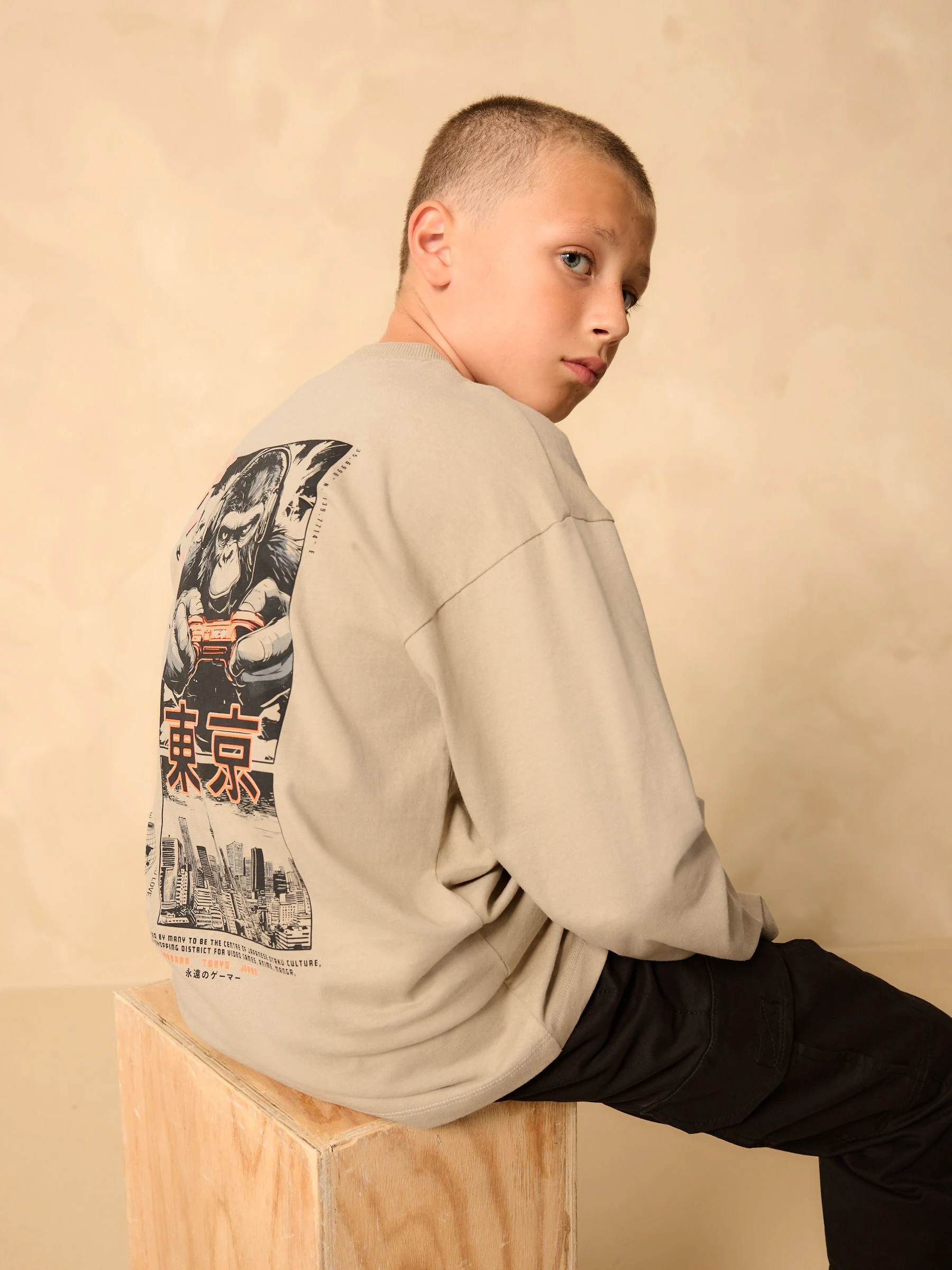 Kiezelkleurige Gorilla Gamer - Relaxed Fit Graphic Long Sleeve Cotton T-Shirt (3-16yrs)