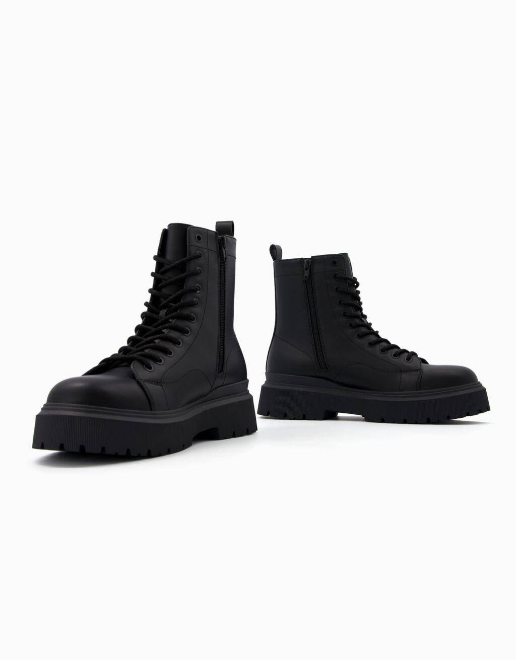 Botas de cano curto com cadarço e sola tratorada para homem