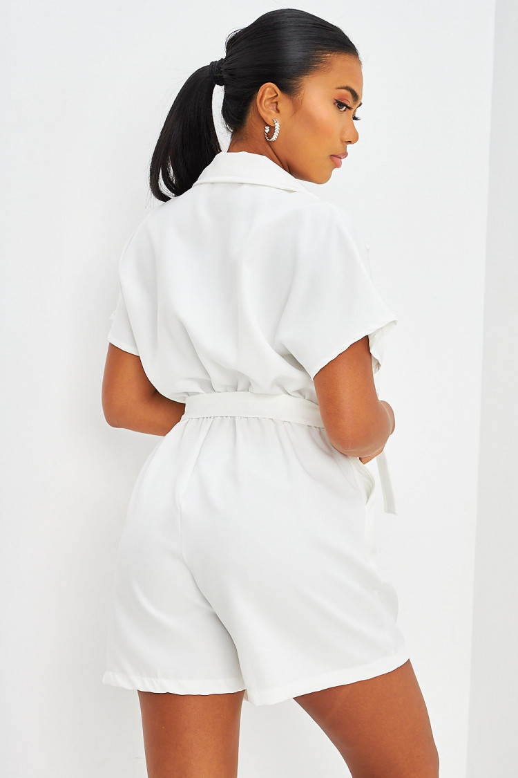 Combi-short à ceinture blanche