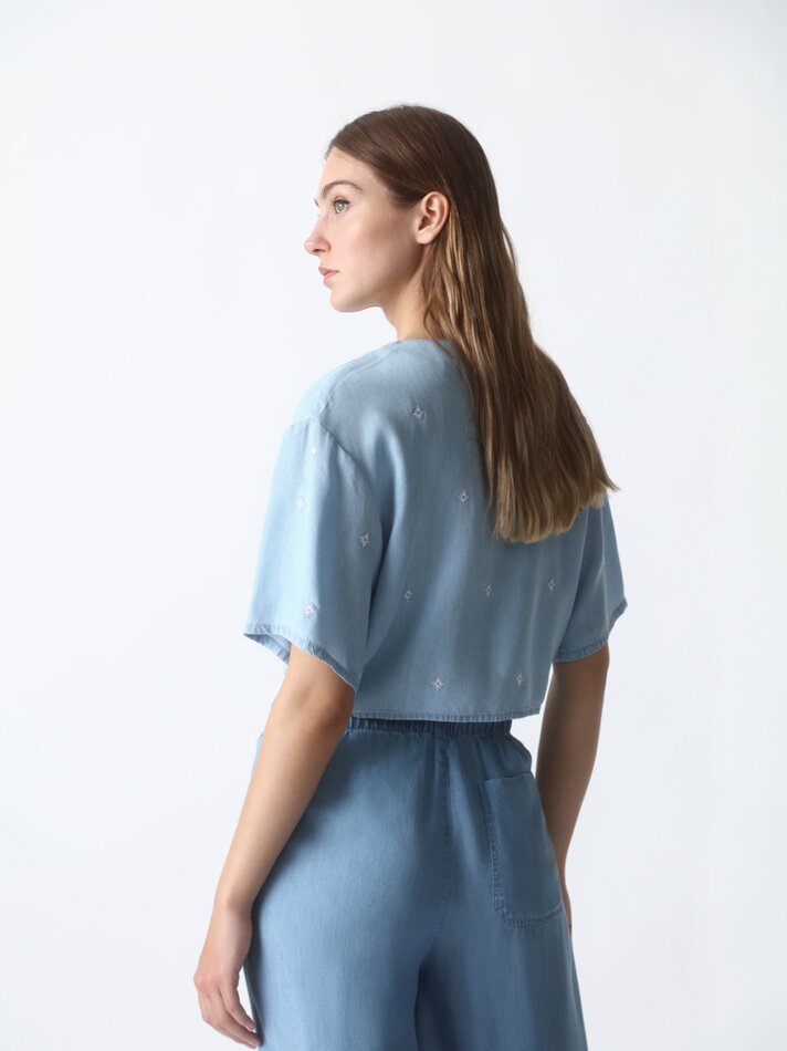 Camisa de manga curta com bordado - Azul claro