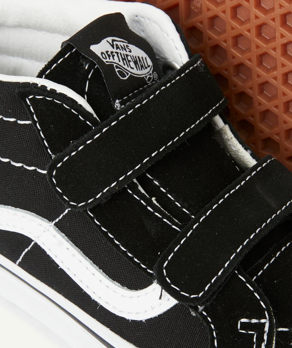 VANSBASKETS MI-MONTANTES À SCRATCHS ENFANT NOIR ET BLANC SK8