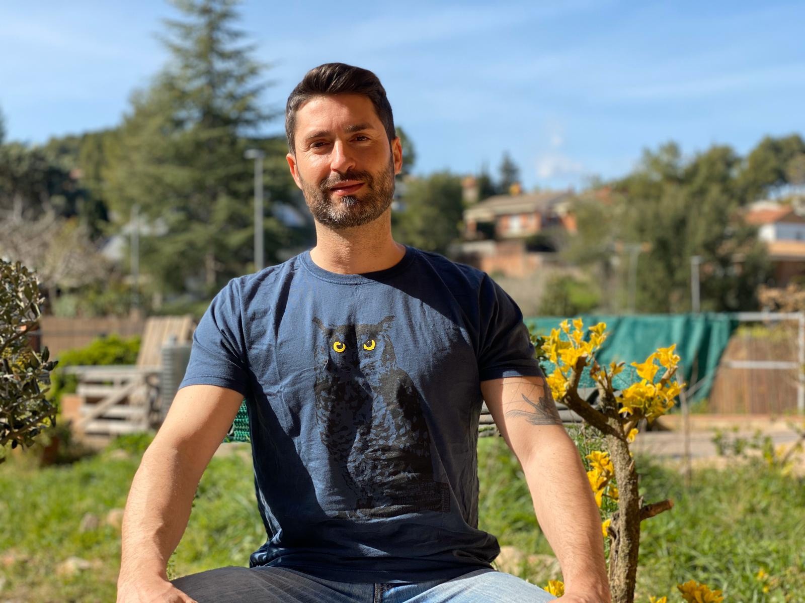 Camiseta masculina com estampa de coruja azul, totem animal.