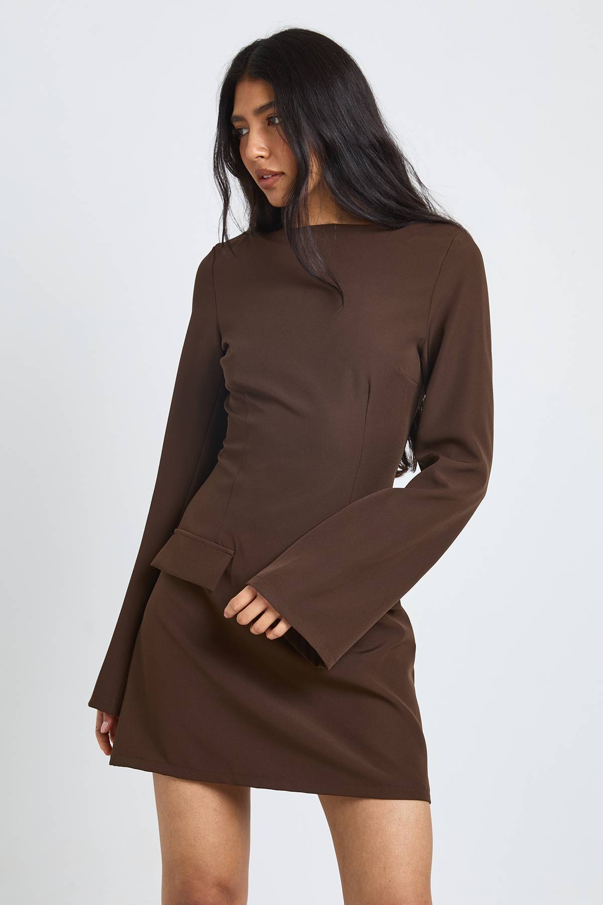 boohoo Robe Mini Ajustée À Manches Longues Et Encolure Bateau Pour Grande Taille