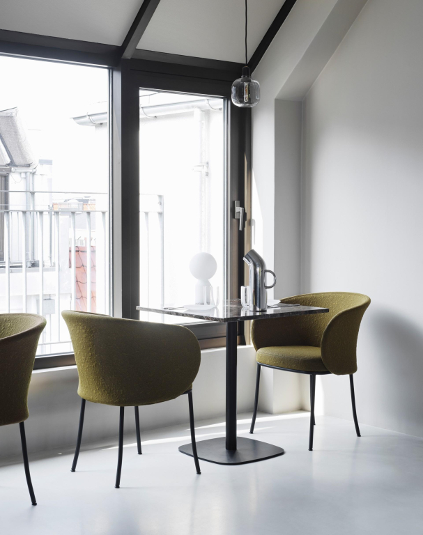 Normann Copenhagen Knit eetkamerstoel met armleuning Sand