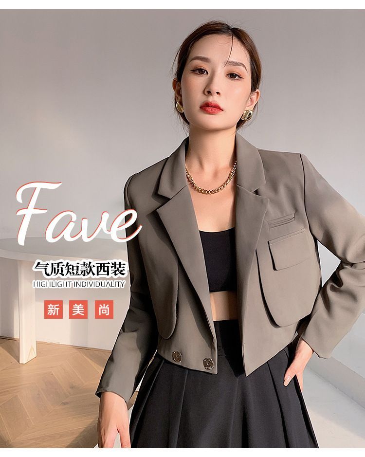 EFO - Cropped blazer met reverskraag en drukknopen