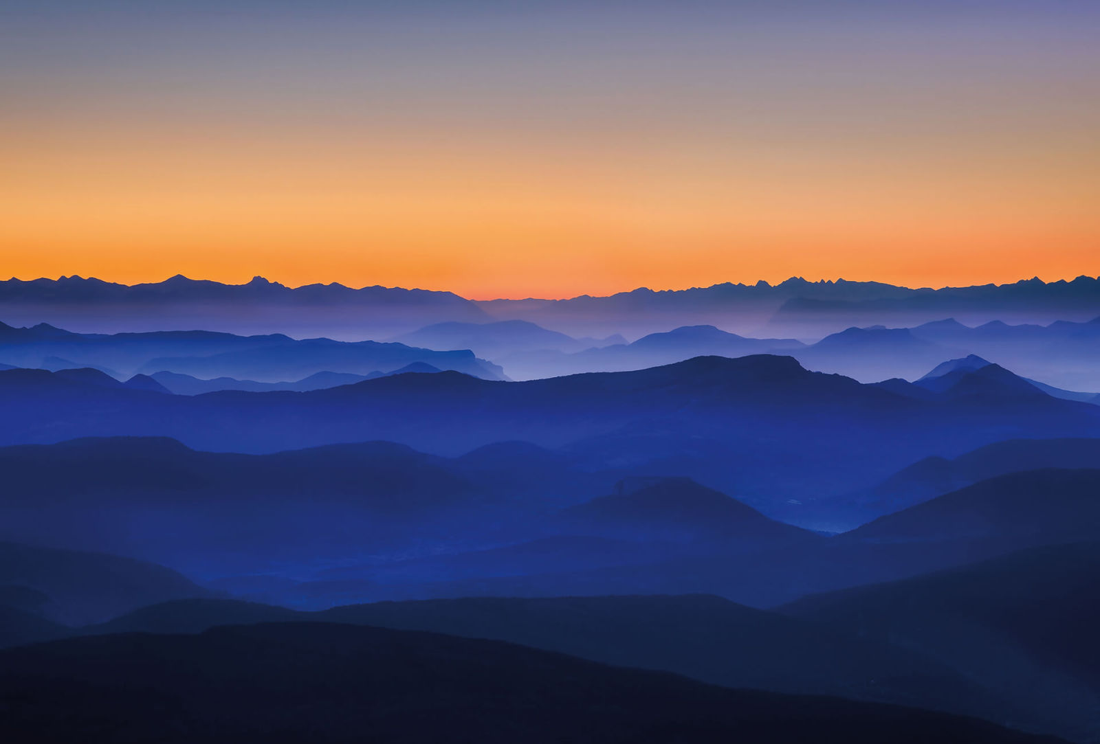 Fototapete DESIGNWALLS 2.0 - blau-orange - Berge - 2,6 Meter