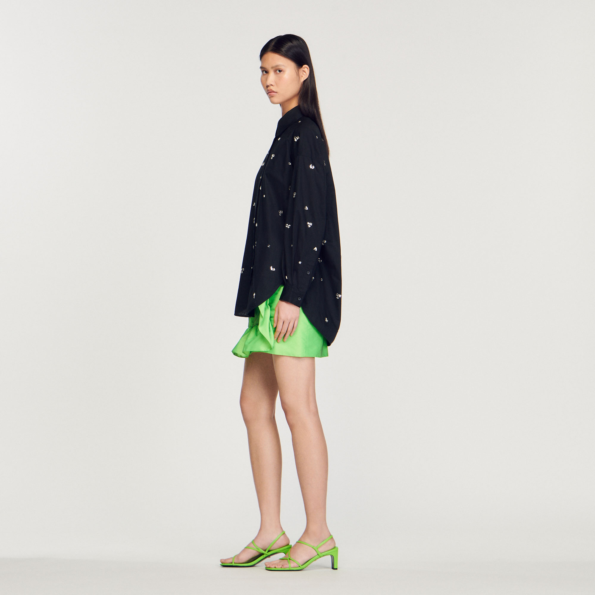 Chemise ornee de strass brodes á la main
