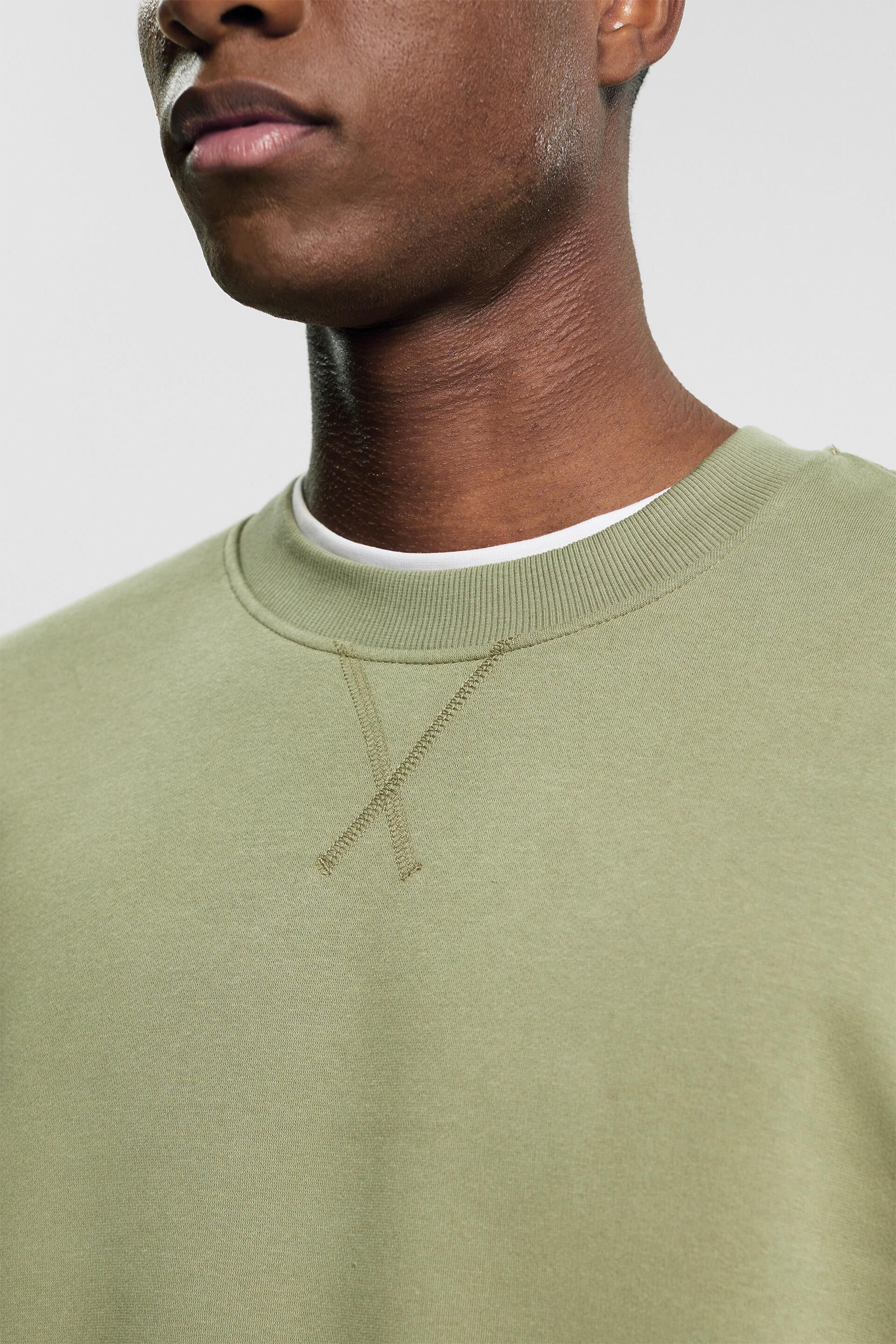 En matière recyclée le sweat-shirt unicolore