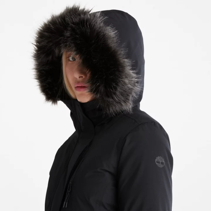 Jaqueta parka impermeável DryVent feminina na cor preta.