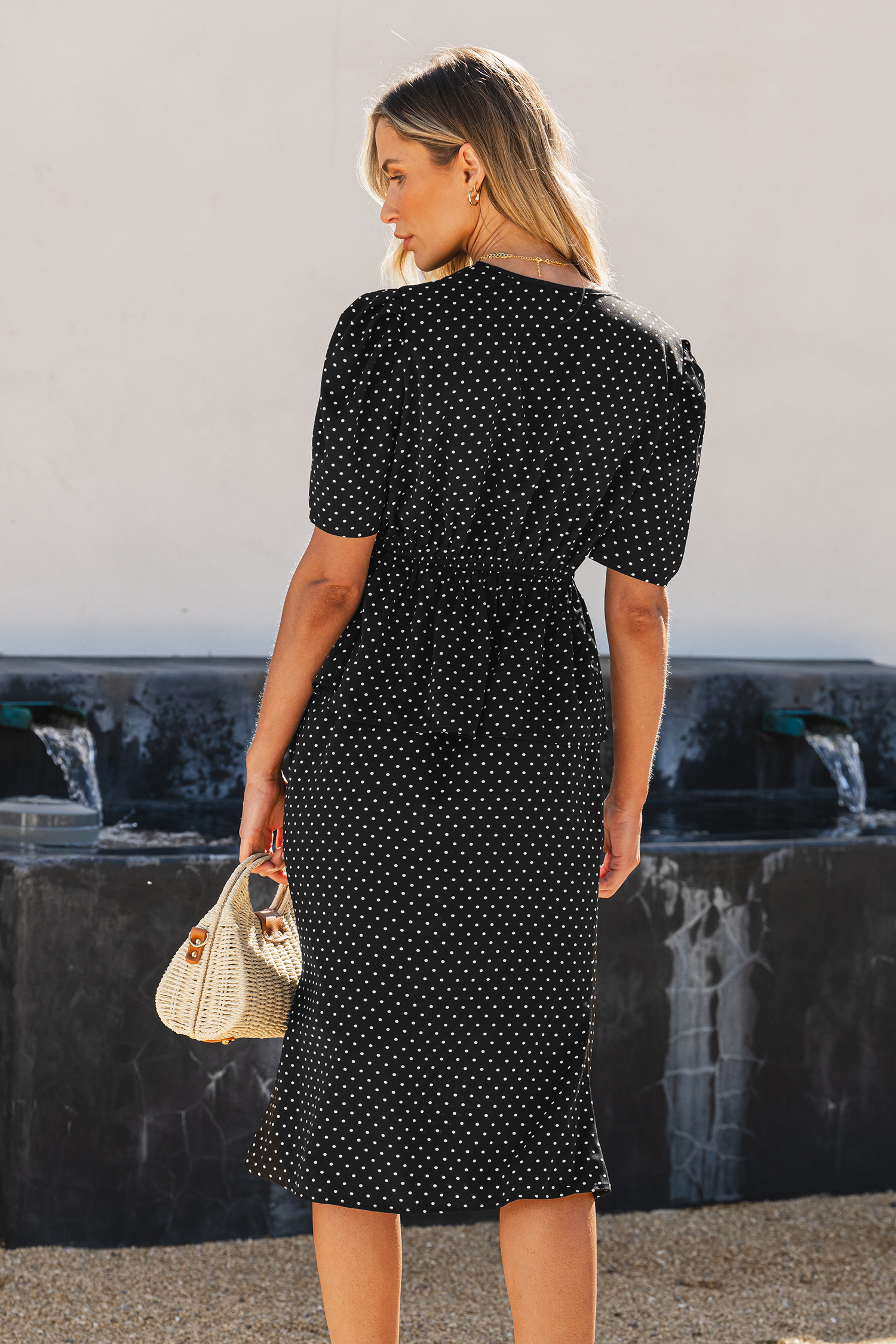Blouse à péplum et pois et jupe midi noires