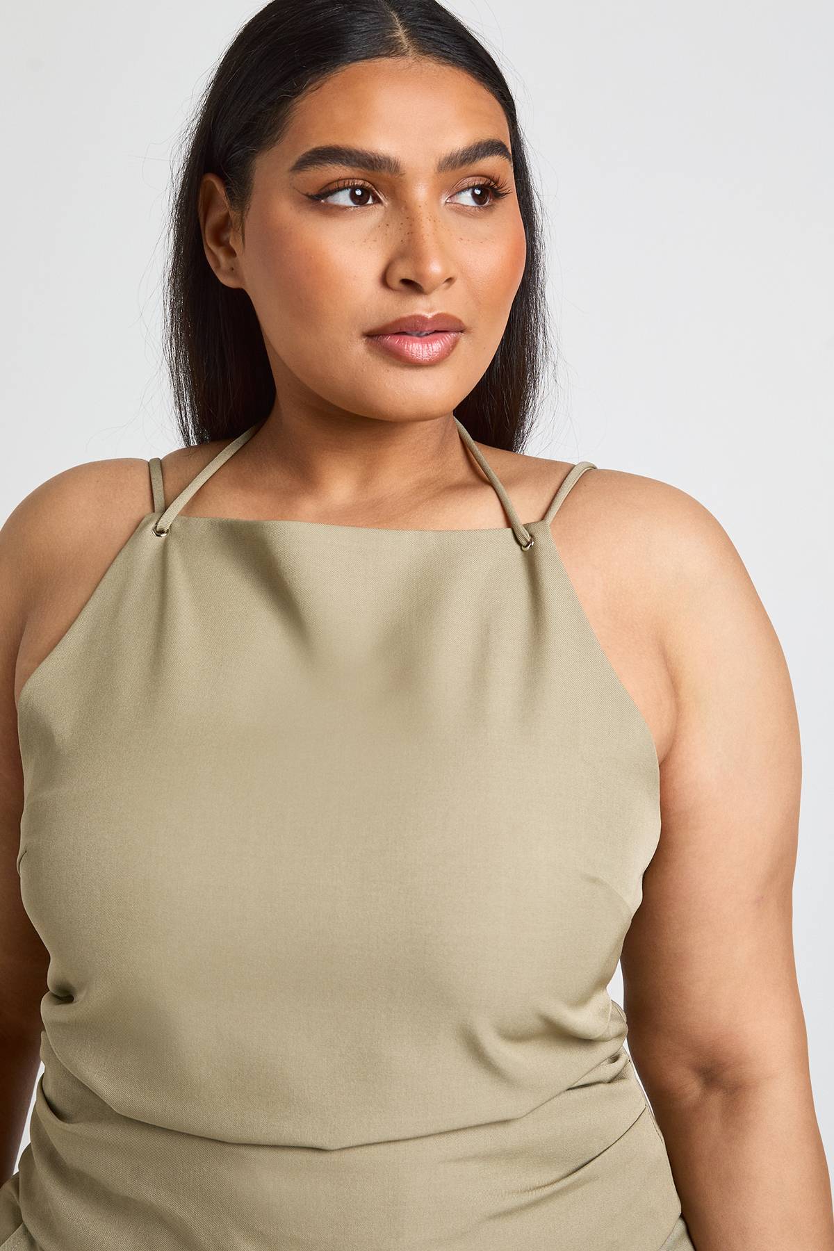 boohoo Haut Ajusté Plissé Avec Détail De Bretelles Grande Taille