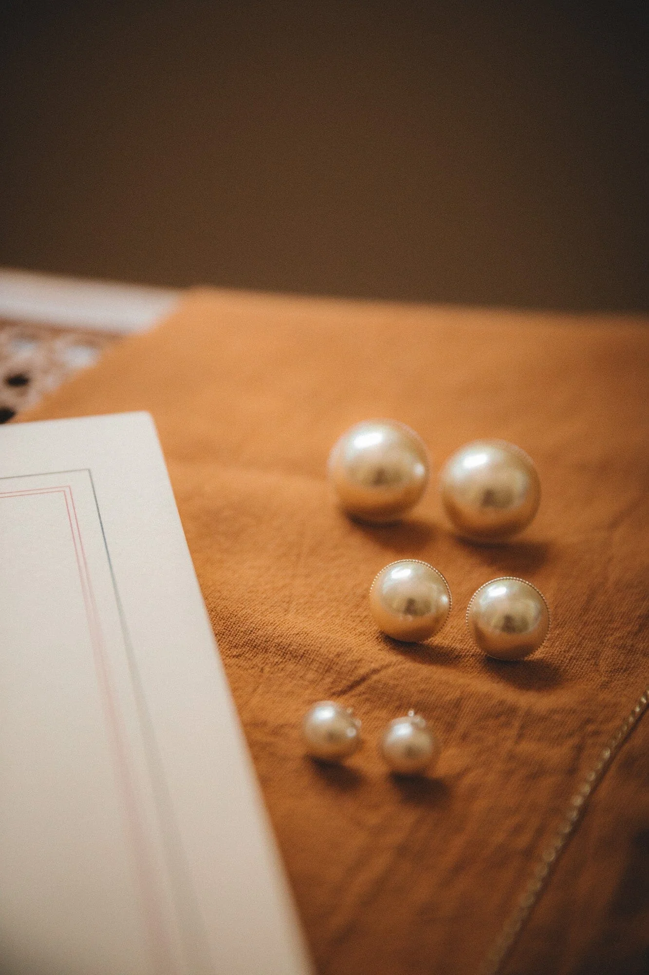 NÉLYA - Boucles d'oreilles puces perles doré à l'or fin | Argent
