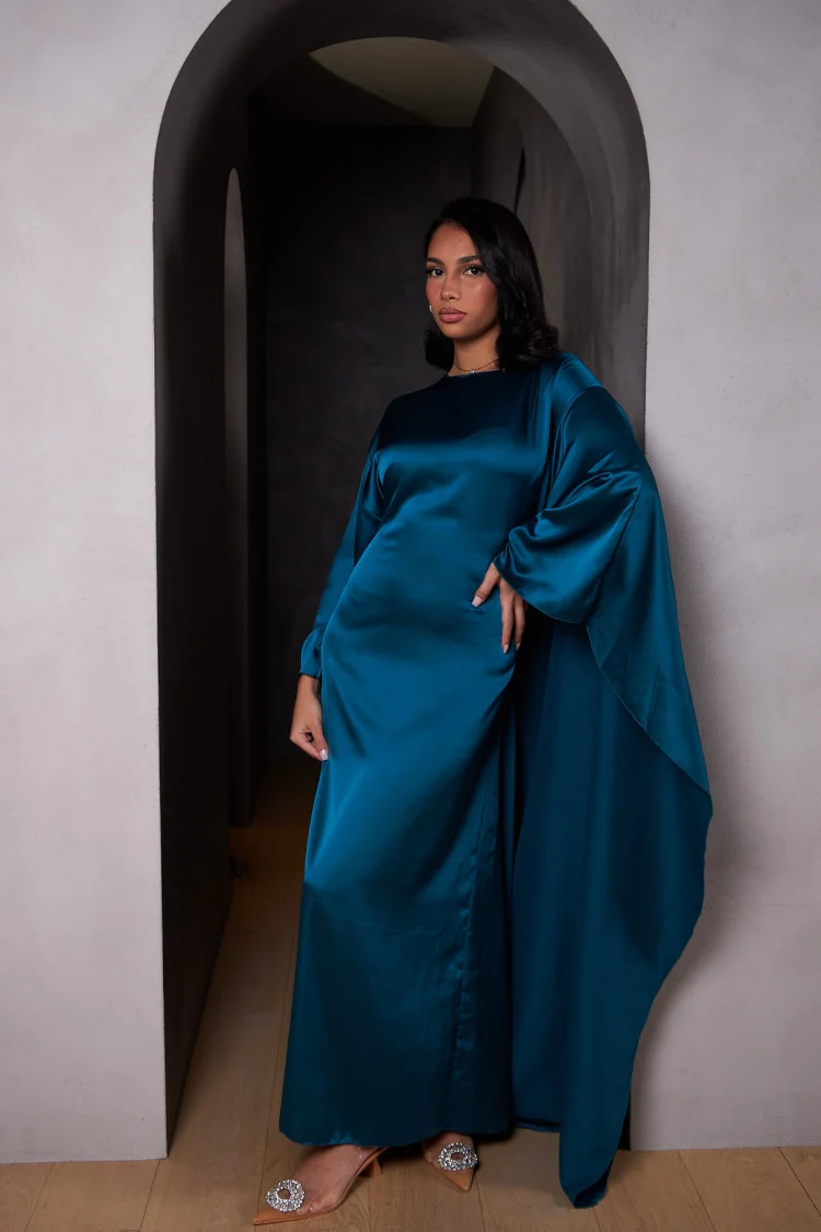 Robe ample ceinturée et satinée bleue avec empiècement cape