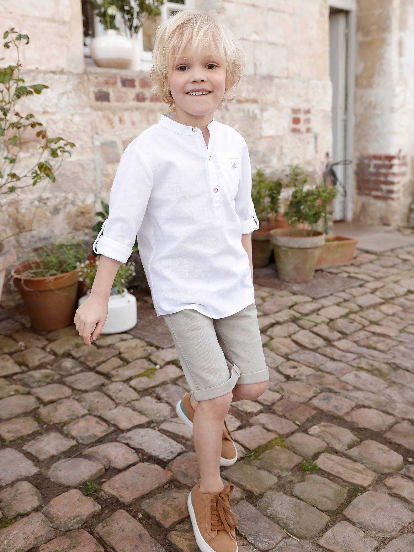 Camisa infantil de linho/algodão com gola mandarim, mangas compridas, cor azul-marinho lisa.