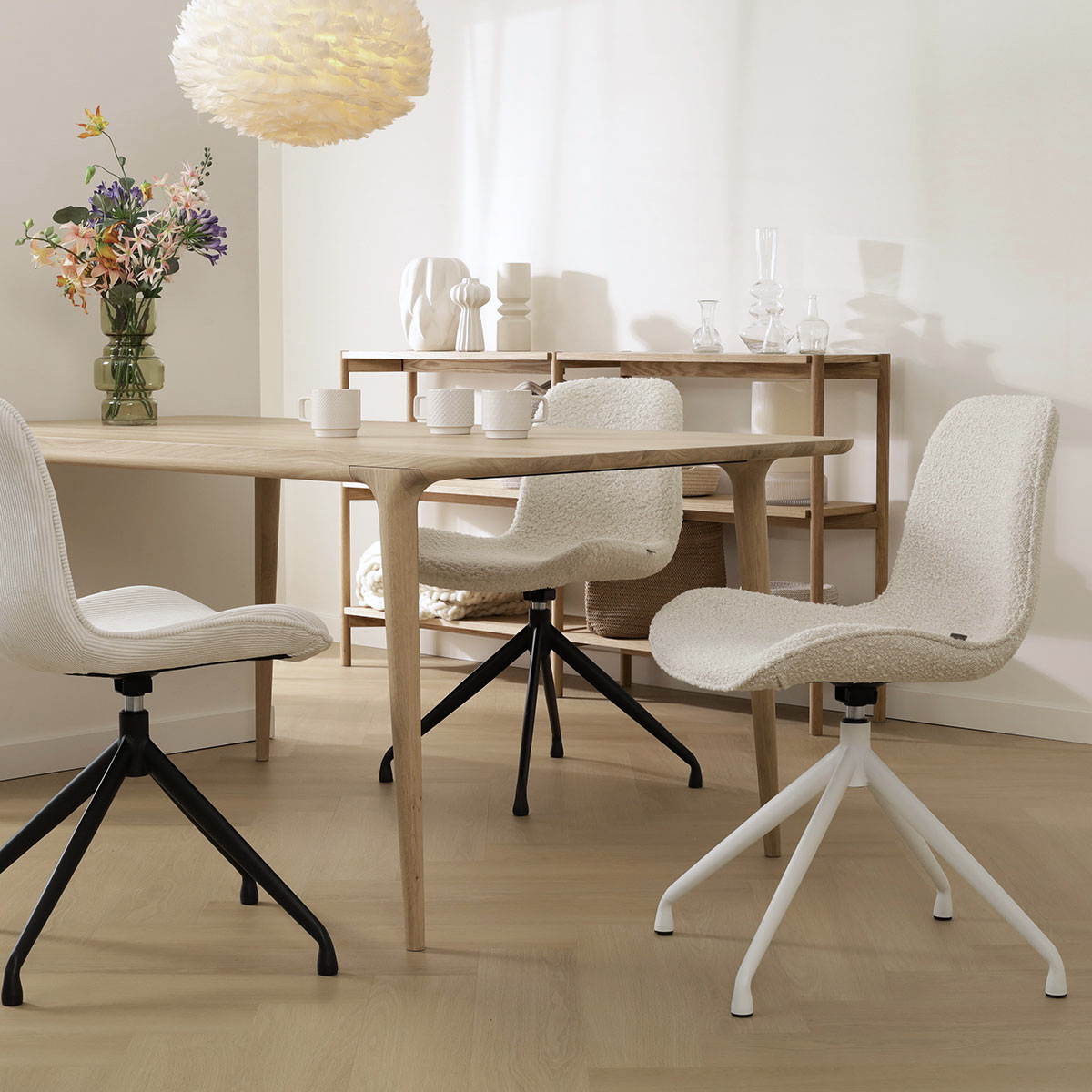 Eetkamerstoel Nola-Fé bouclé beige - zwart onderstel