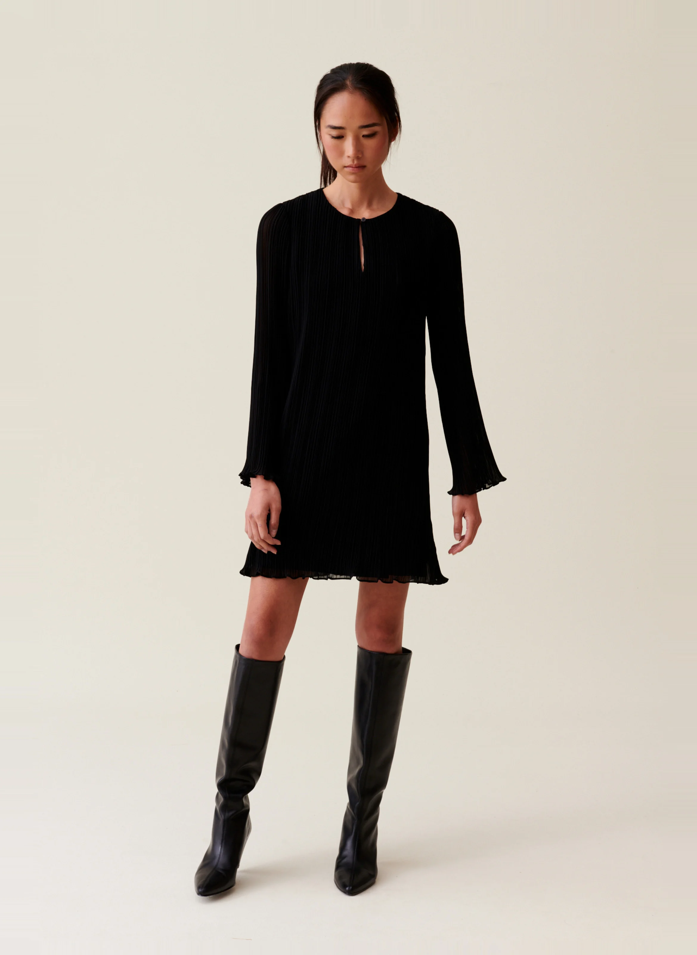 Robe courte col rond plissée | Noir