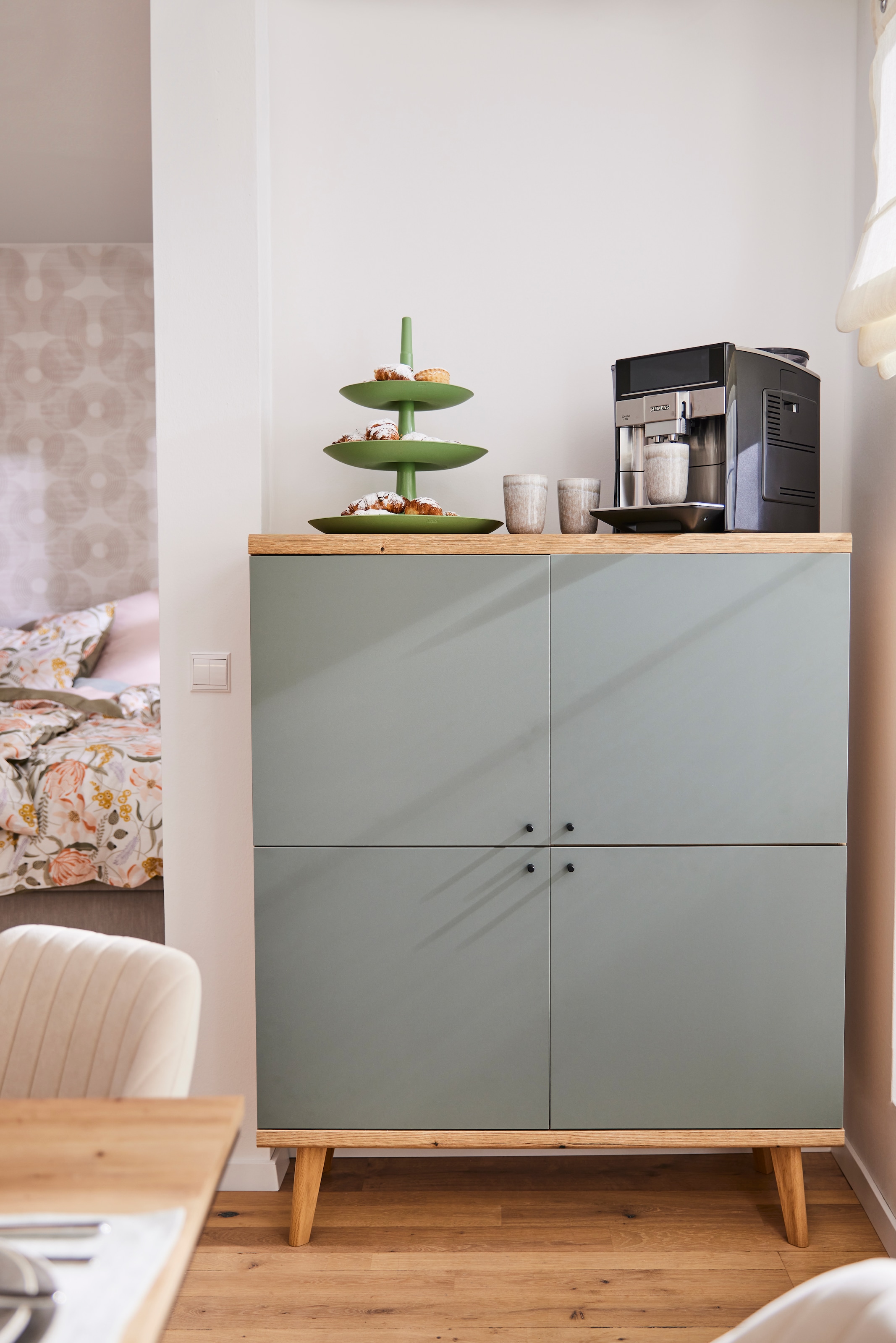 INOSIGN Highboard »MAVAS« in moderner Trendfarbe, Griffe aus Metall (Schwarz), Höhe 134 cm