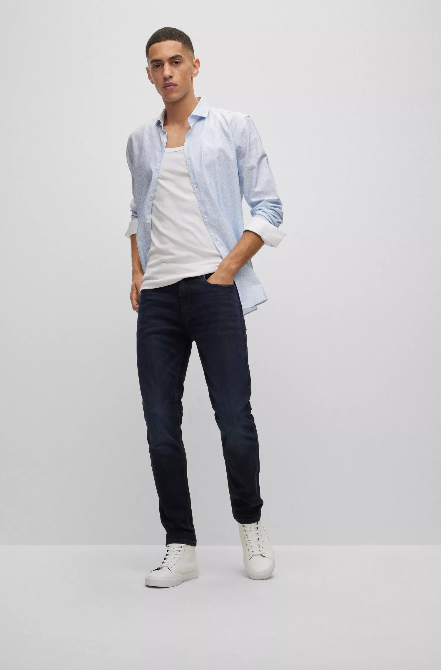 Calça jeans HUGO vermelha, extra slim fit, em denim stretch azul-preto.