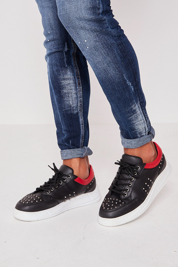 Baskets noir/rouge cloutées