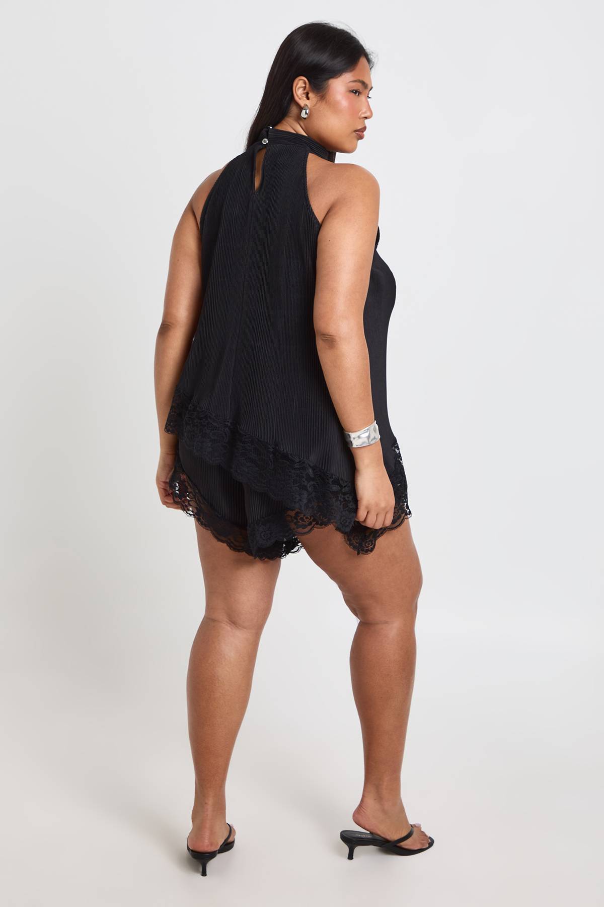 boohoo Short Plissé Grande Taille Avec Bordure En Dentelle