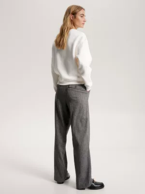 Moletom com logo flocado estilo universitário