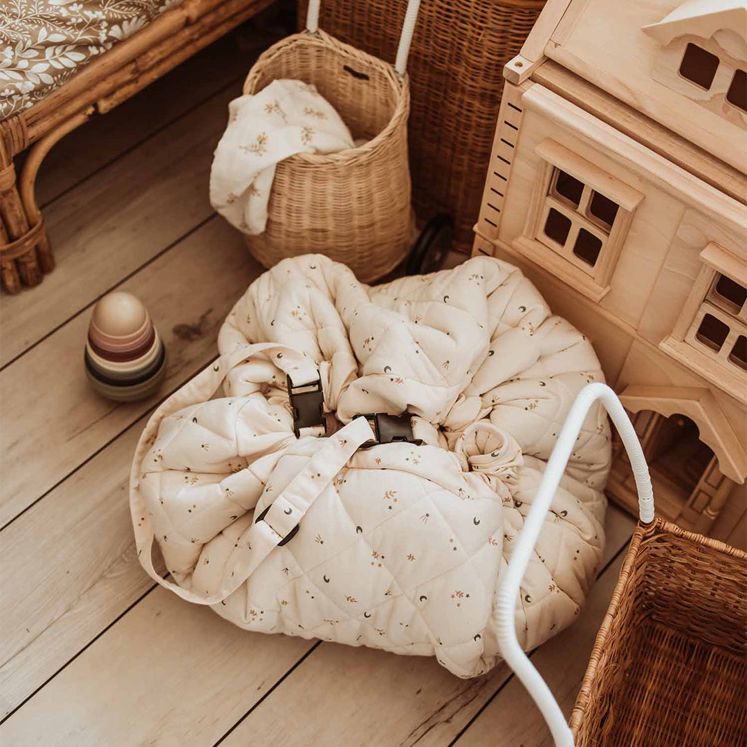 play&go baby speelkleed en draagtas noomad soft - moon