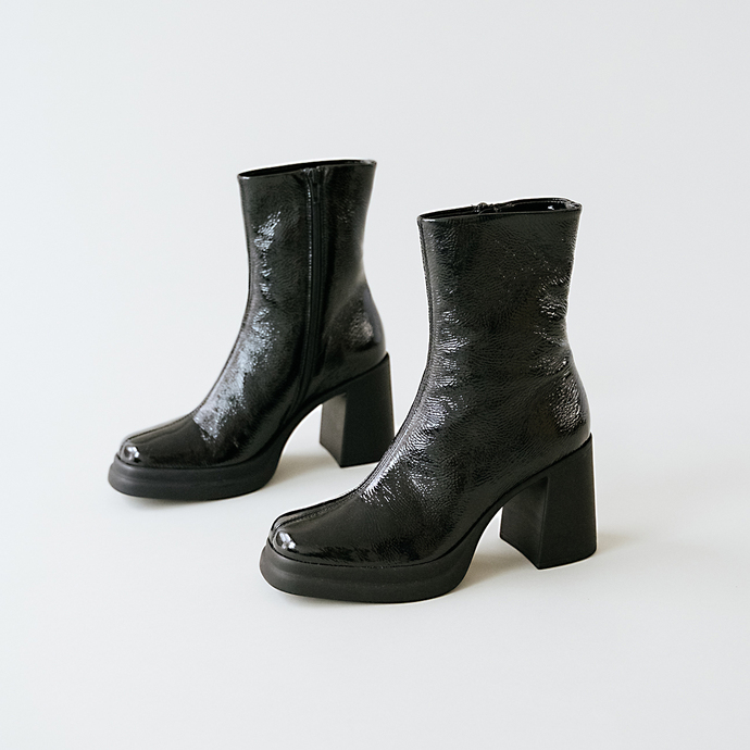 Boots à bouts carrés et plateformes  en vernis plissé noir