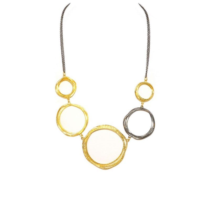 Collier en plaqué or fait main avec cinq cercles métalliques martelés à la main - Bijou de créateur