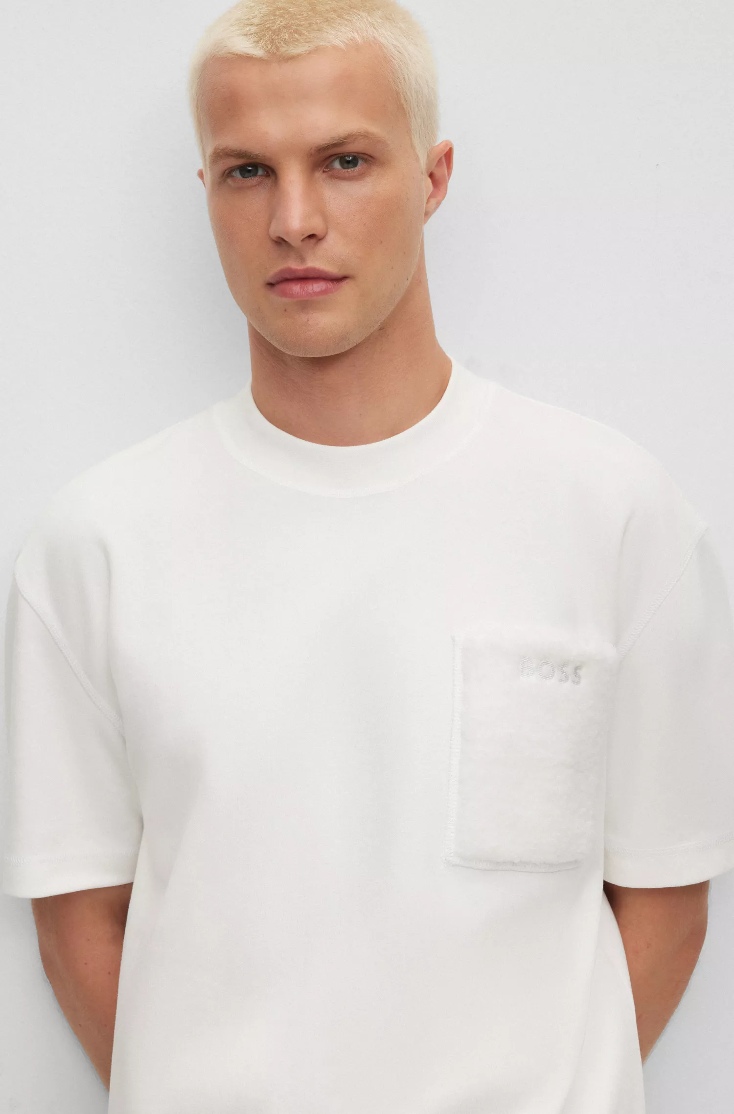 Camiseta BOSS laranja, modelagem oversized, em algodão interlock, com bolso tipo teddy.