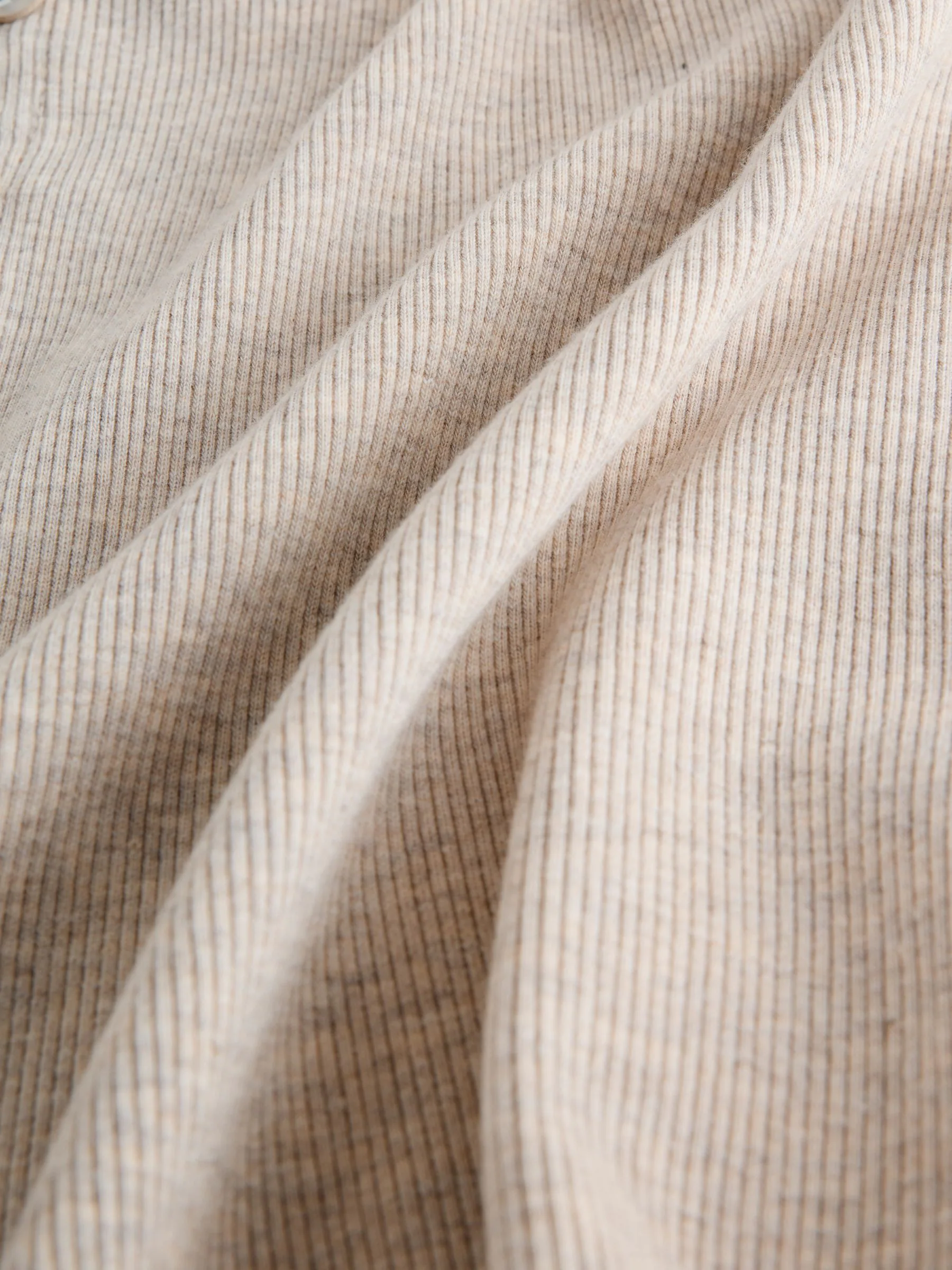 Moutkleurig - self. Geribbelde pyjama met knopen