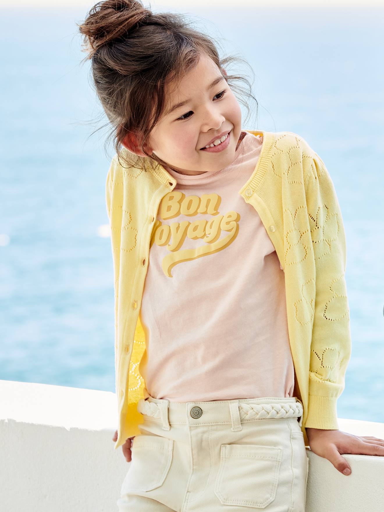 Casaquinho de tricô amarelo com estampa floral para meninas