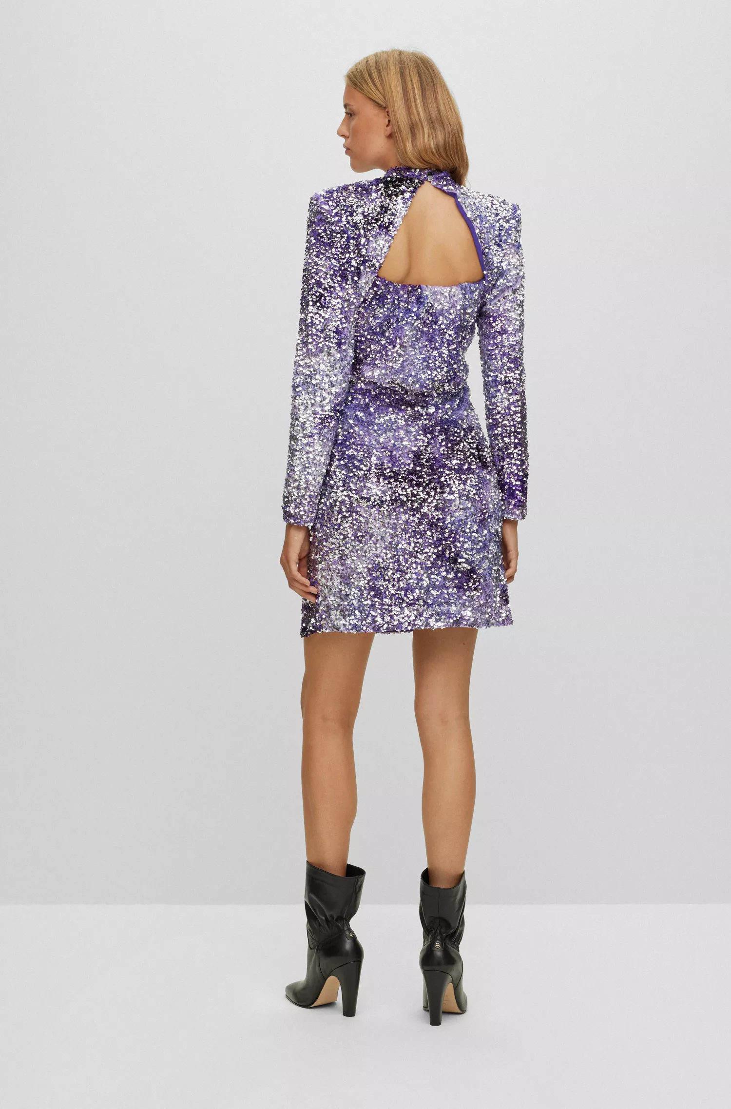 Vestido BOSS laranja, corte justo, com aplicações de lantejoulas e pregas frontais.
