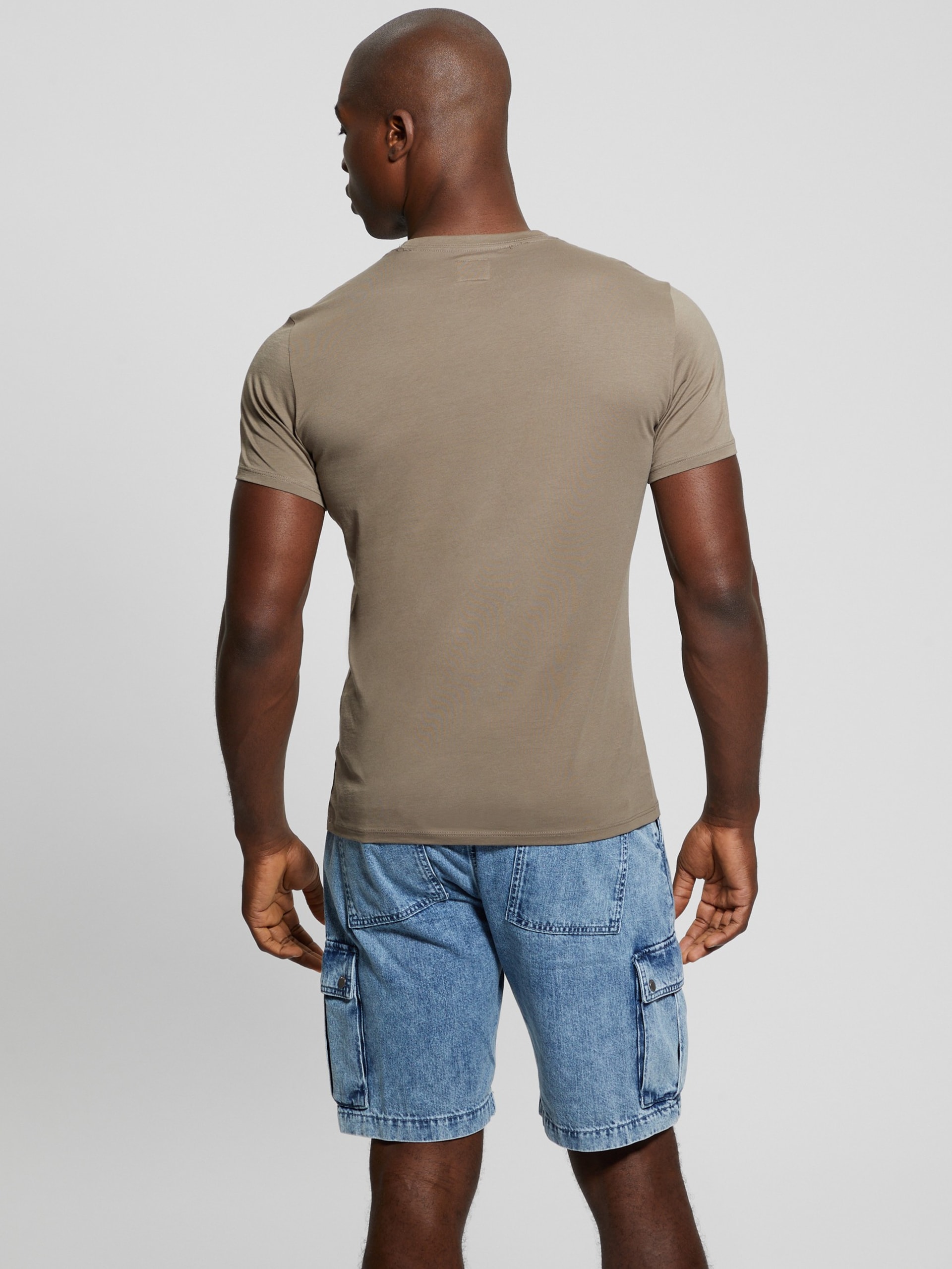 Camiseta com assinatura bordada