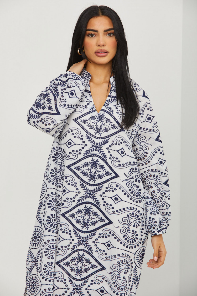 Robe blanche à motifs géométrique bleu foncé