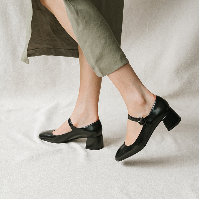 Salomés à talons et bouts carrés  en cuir noir