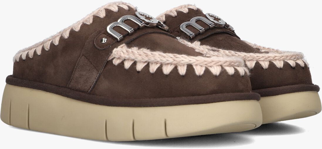 bruine mou pantoffels bounce clog metal logo