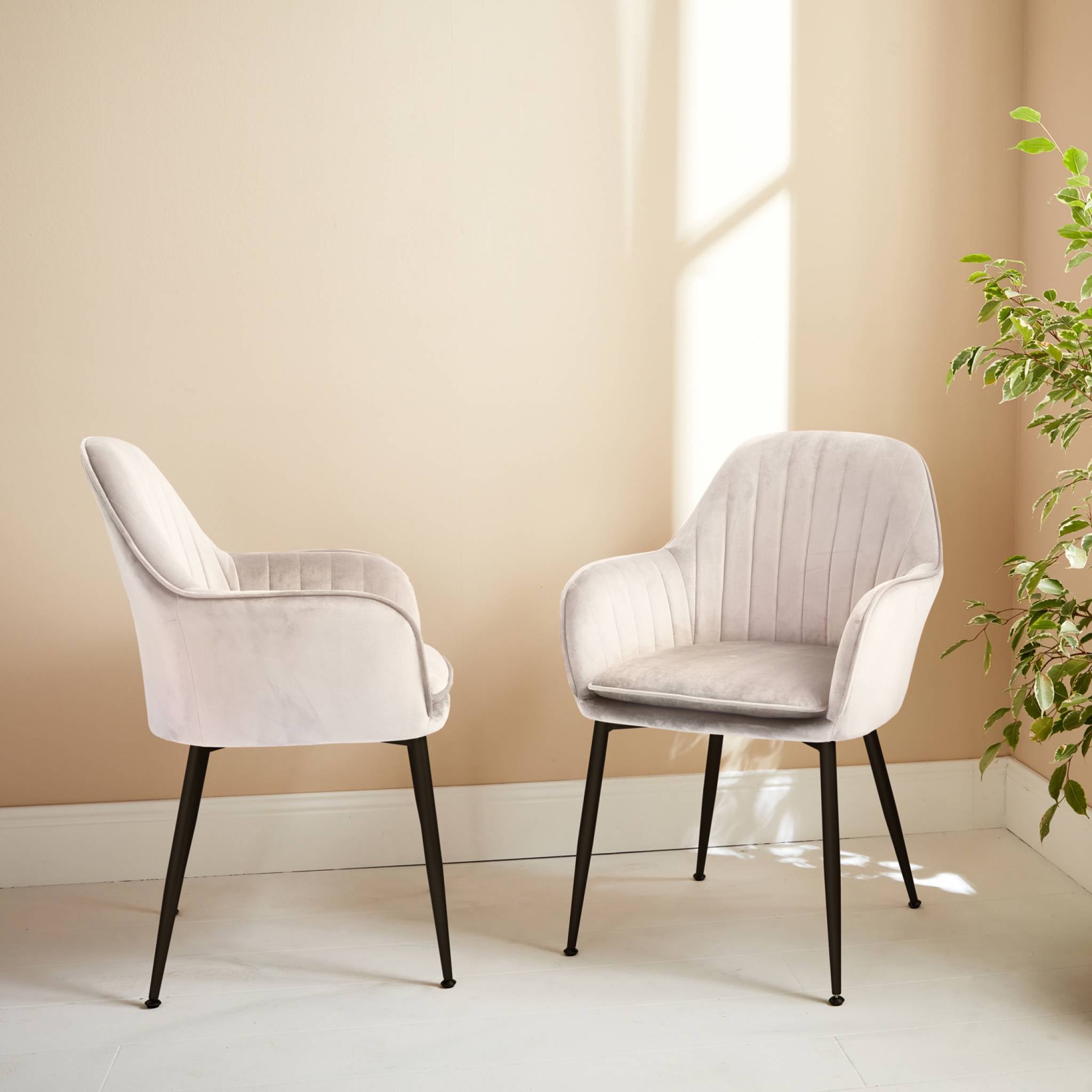 sweeek - Velours fauteuil met metalen poten (set van 2)