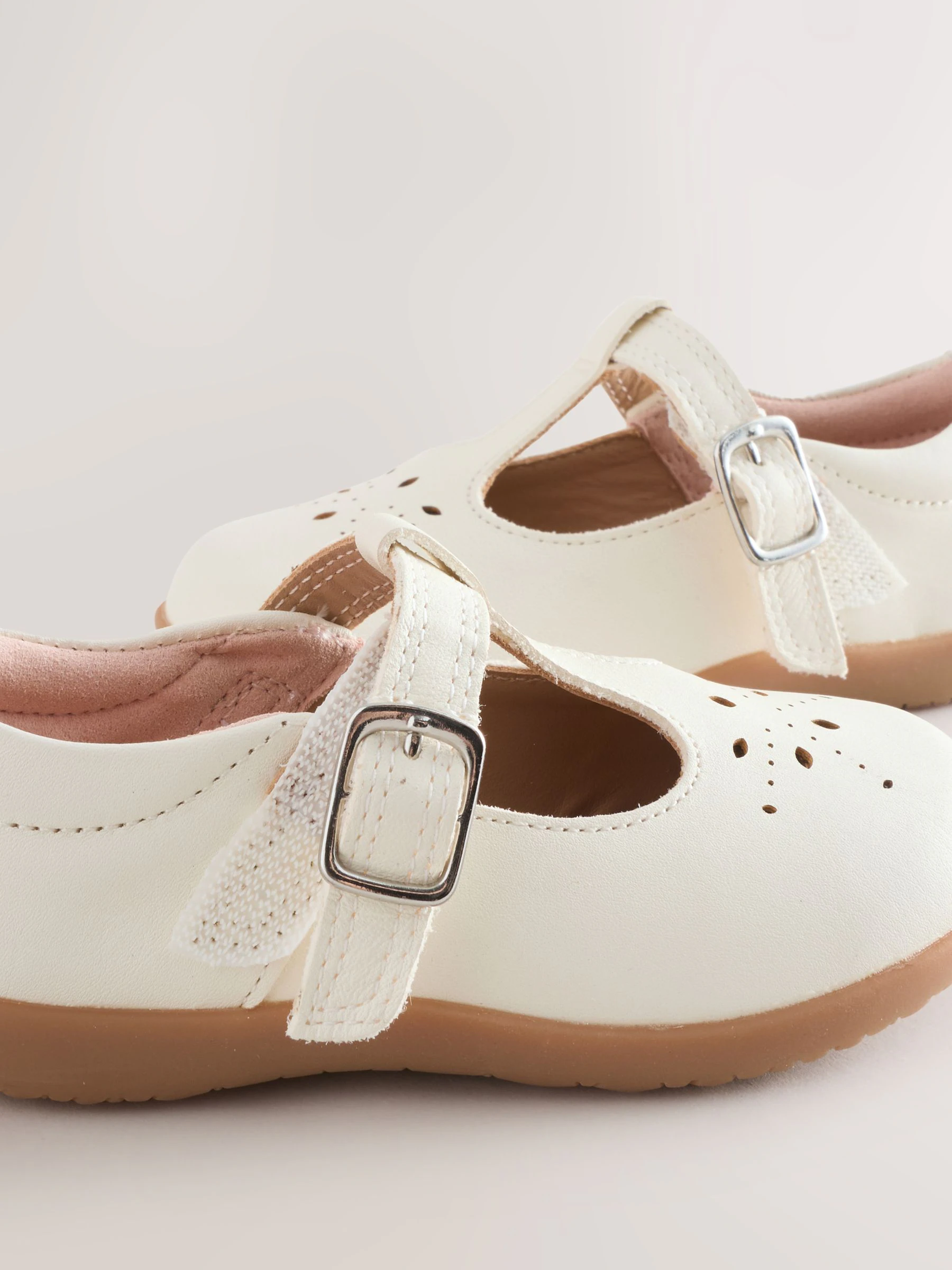 Wit leer - First Walker schoenen met klittenband en T-bandje