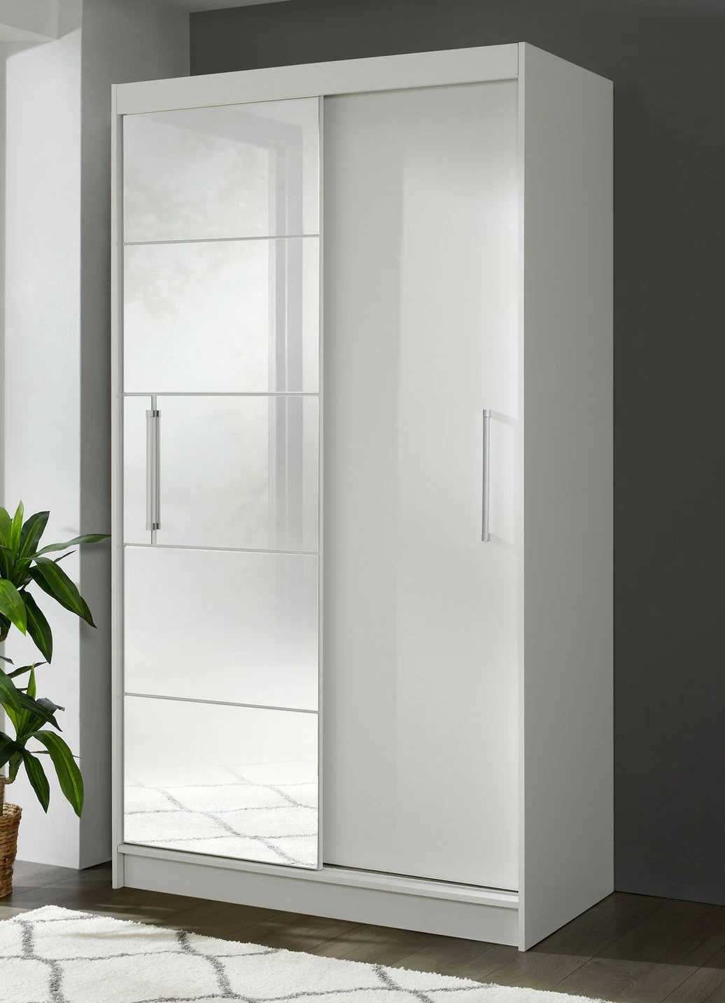 Durchdachter Schwebetürenschrank mit Spiegelfront