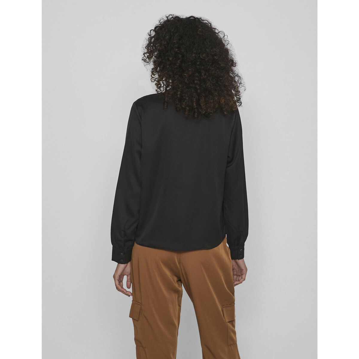 VILA<br>Blusa de cetim, decote em V, mangas compridas