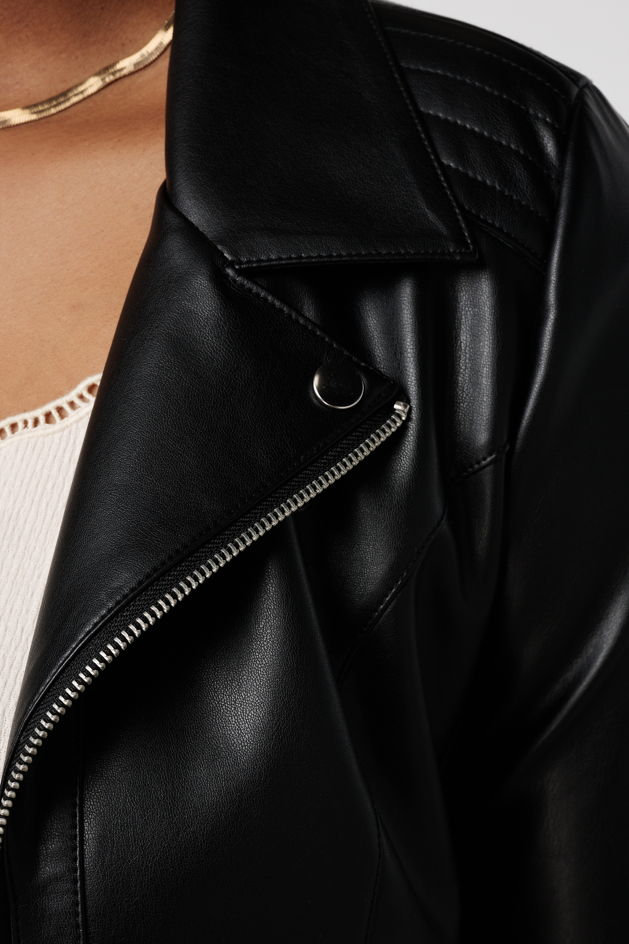 Leerlook jasje met zilveren details Zwart