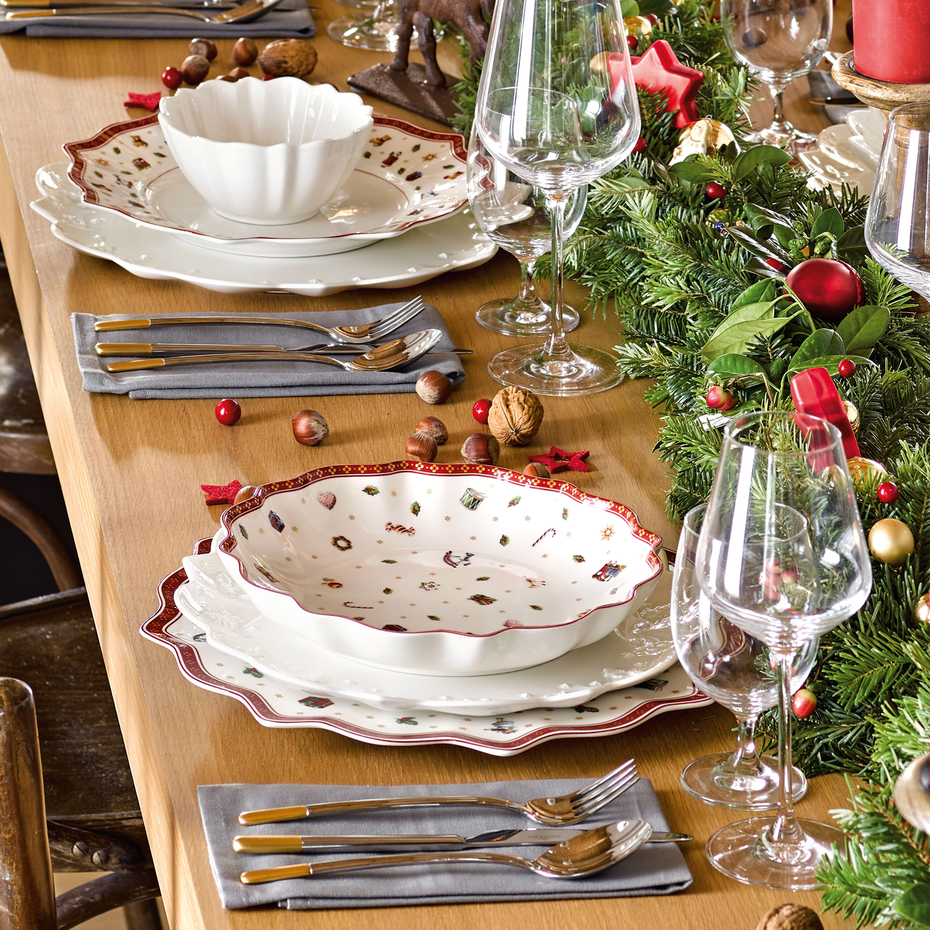 Toy's Delight Centerpiece bowl Red, 17 oz, Premium Porcelain
