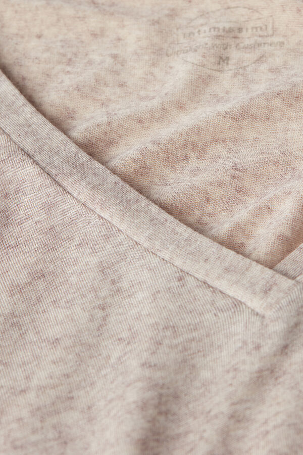 Camiseta ultraleve de modal com decote em V e detalhes em cashmere.