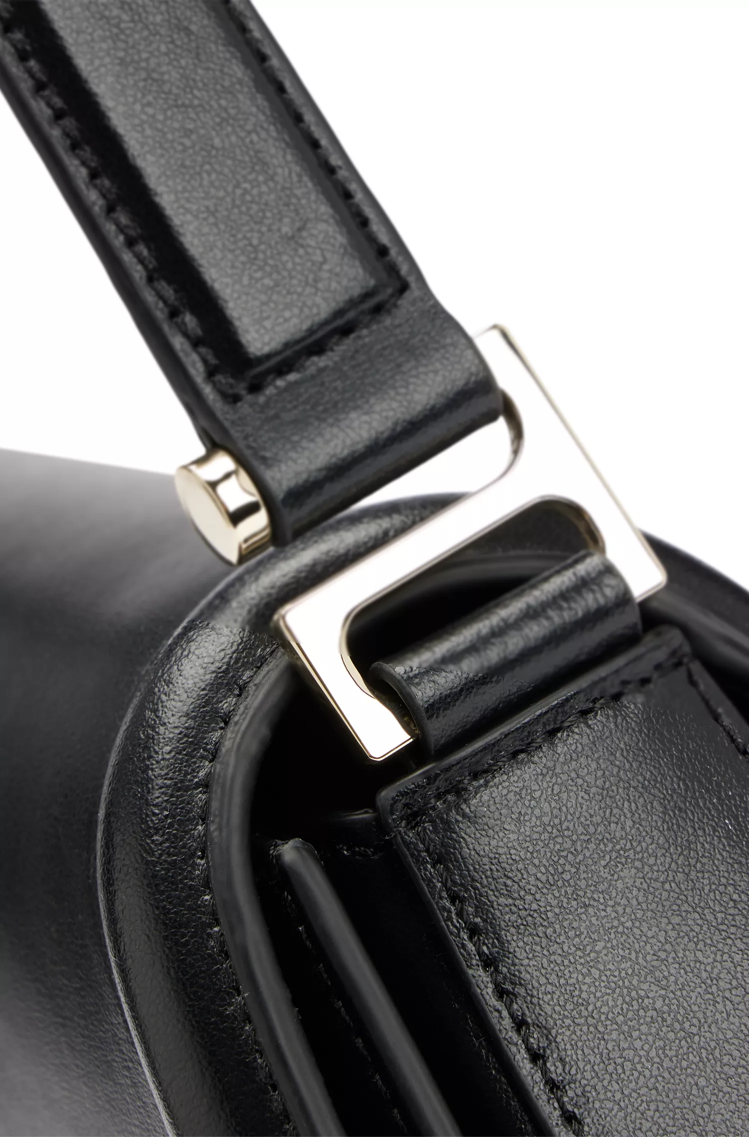 Bolsa de ombro BOSS em couro preto com detalhes da marca.