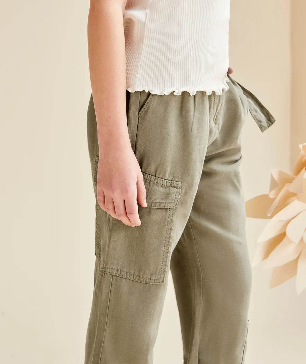 PANTALON FILLE EN VISCOSE RESPONSABLE KAKI AVEC CEINTURE