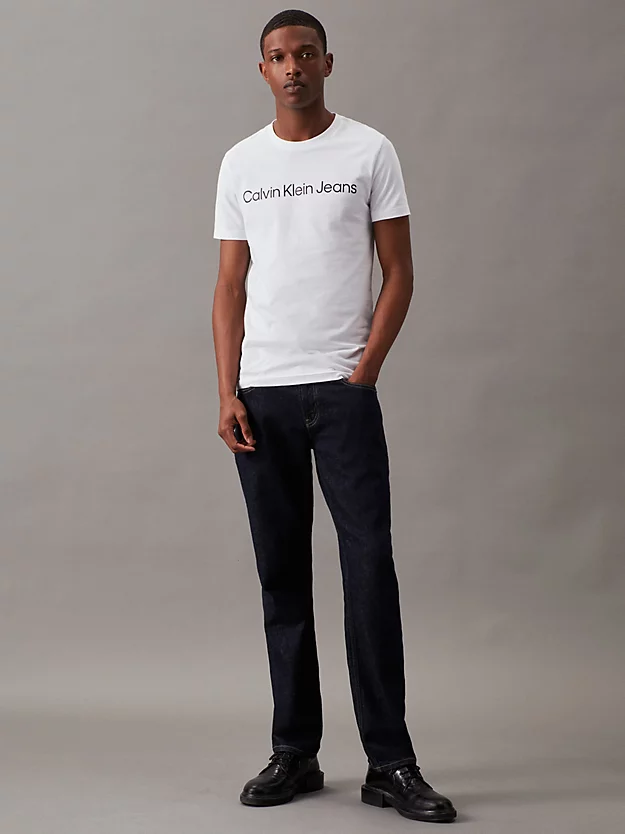 Camiseta de algodão orgânico de corte justo com logotipo.